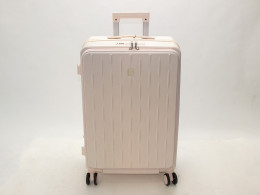 Чемодан пластиковый