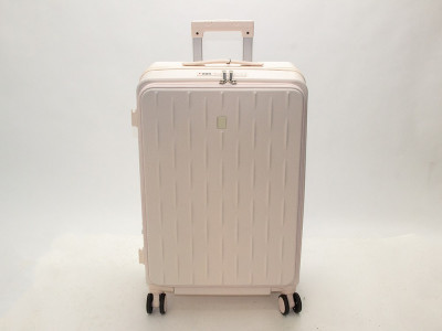 Чемодан пластиковый