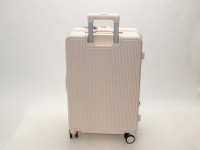 Чемодан пластиковый